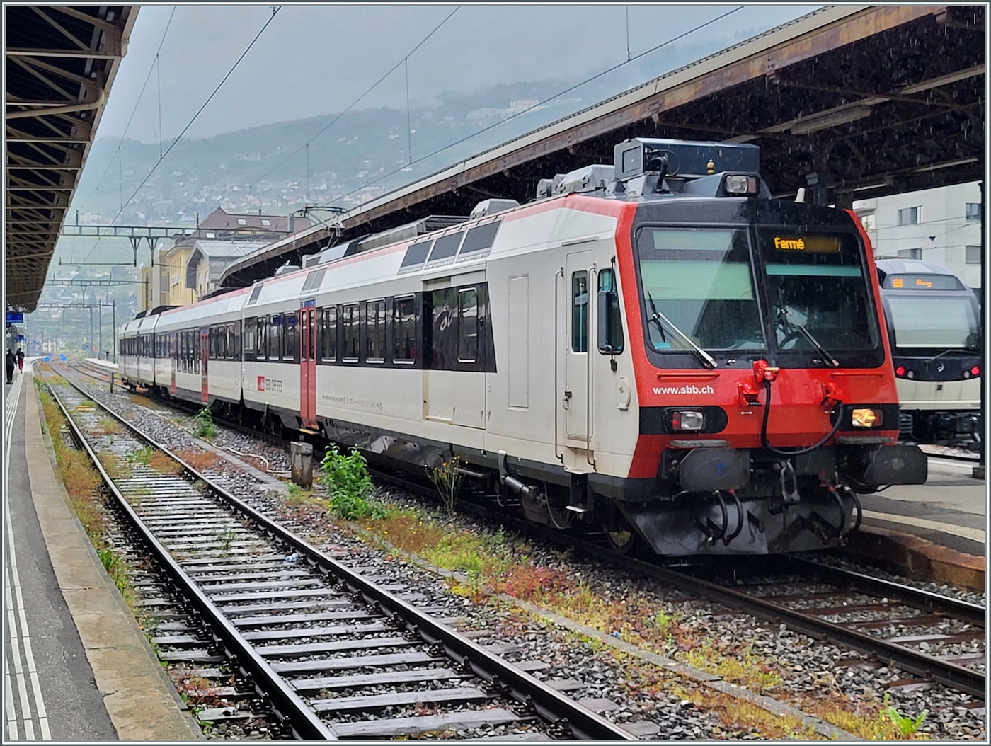 Bei ein kräftigen Regen steht in Vevey der SBB Domino RBDe 560 209-9 (RBDe 560DO 94 85 7 560 209-9 CH-SBB) auf Gleis 5. Der Domino wird Zug wird in gut einer halben Stunde nach Puidoux fahren. 

27. Mai 2024