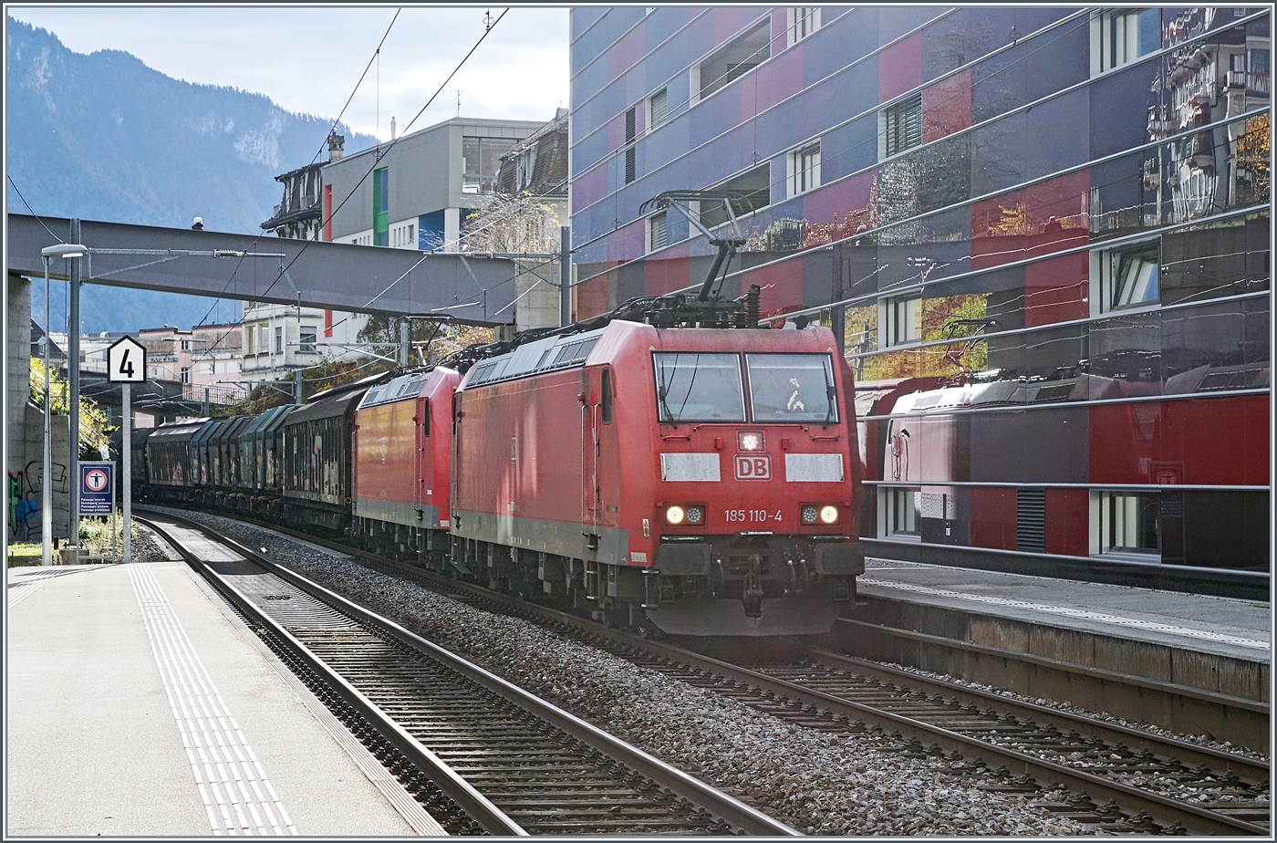 Bei extremben Gegenlicht fahren die DB 185 110 und eine weitere mit dem Novelis Güterzug von Sierre nach Göttigen durch den Bahnhof von Montreux. 

7. Dez. 2024