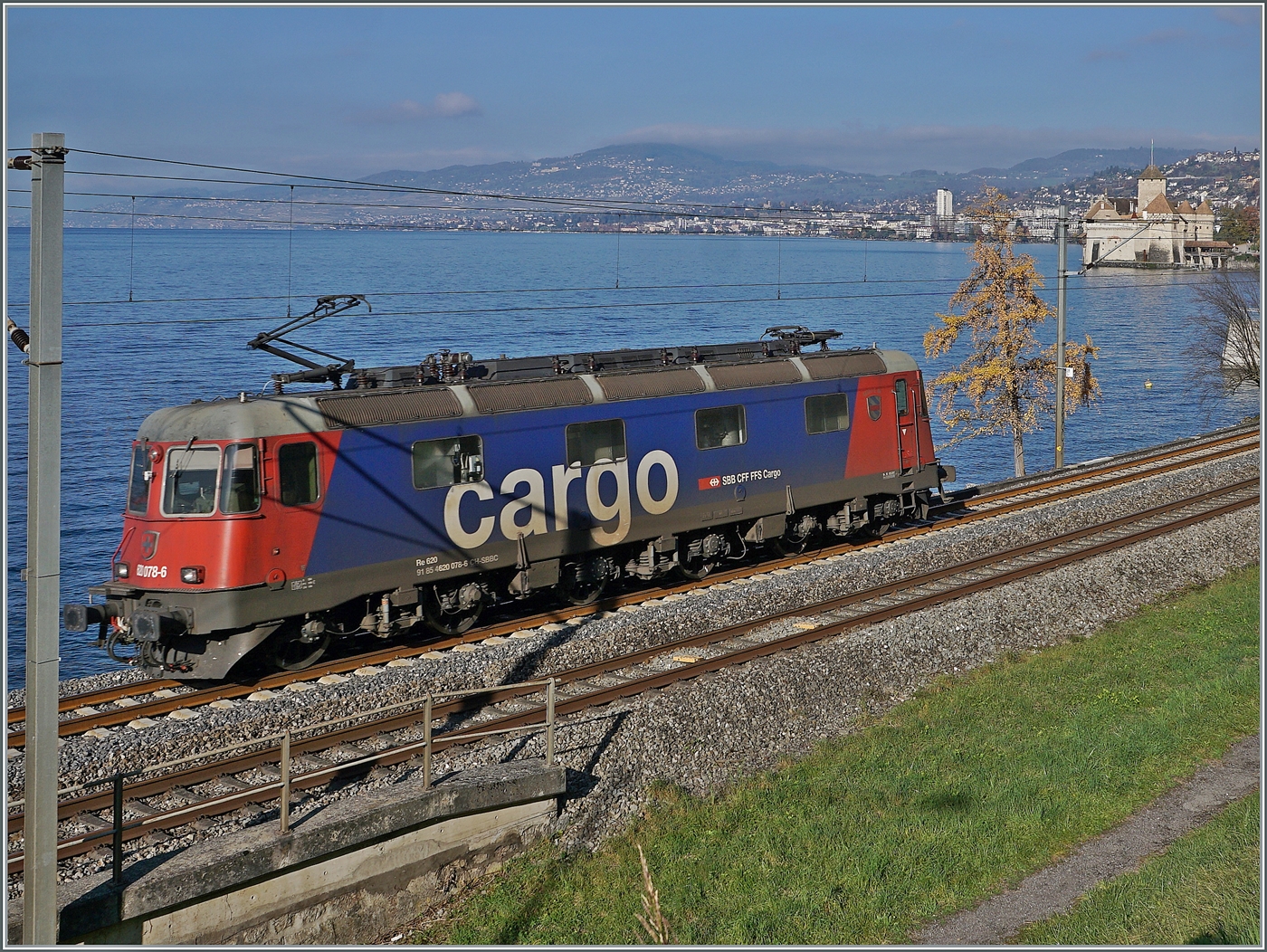 Beim Château de Chillon ist die SBB Re 6/ 11678 (Re 620 078-6 )  Bassersdorf  als Lok Zug auf dem Weg in Richtung Lausanne.

14. Nov. 2024