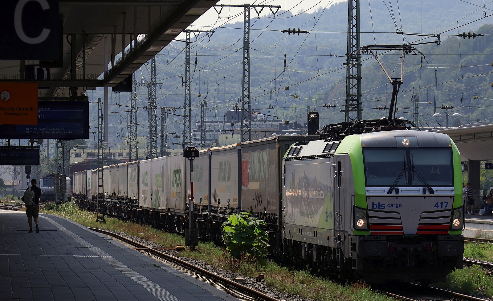 bls Cargo 4475 417-2 REV/MMAL/28.04.20 mit  Ambrogio  KLV in Warteposition im Hbf Koblenz. 12.08.2025
