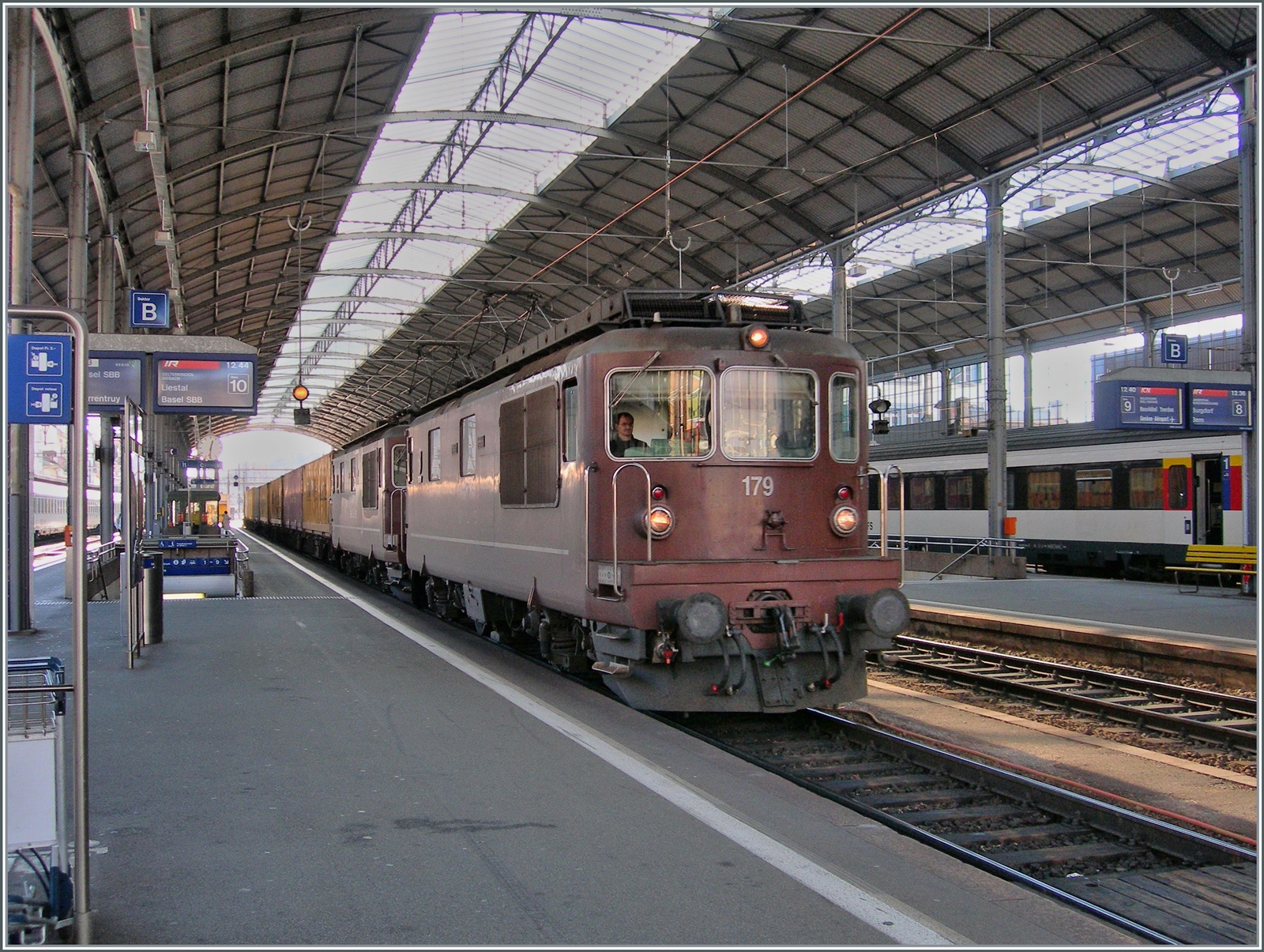 BLS Re 4/4 177 - 180 ab 1972 (an SEZ/GBS/BN ausgeliefert); die BLS Re 4/4 179  Bern  (ex BN  Re 4/4) und eine weitere ziehen in Olten einen Güterzug Richtung Bern.

22. Nov. 2006