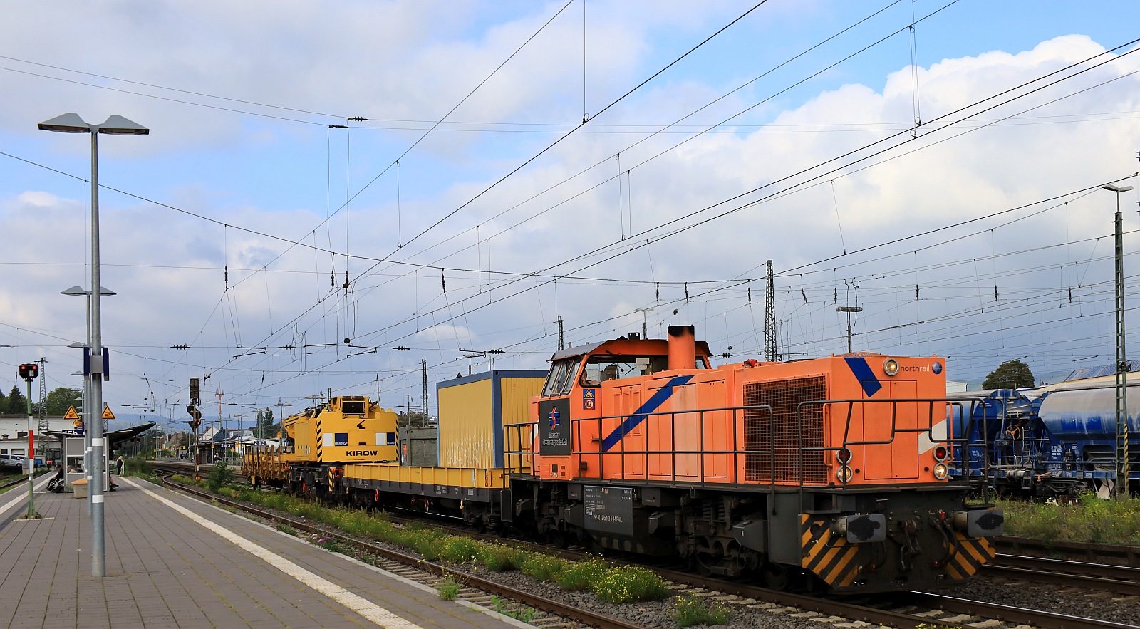 Bocholter Eisenbahn/NRAIL 275 103-0, Unt/LS X/26.08.16, 1.Verl/119/23.08.23, 2.Verl/PT/21.08.24 mit kurzem Bauzug bestehend aus den Kran-Begleitwagen Res D-HGUI 80 80 3948 006-2 und 007-0 sowie dem Kran der Hering Bahnbau KRC 810T (99 80 9419 000-1 D-HGUI). Neuwied 13.09.2023