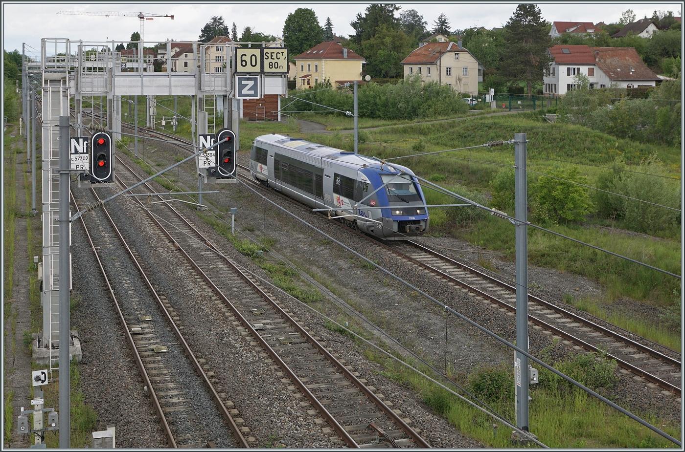 Br�ckenblick in Delle auf den SNCF X 73745 der als TER von Belfort kommend sein Ziel Delle erreicht.

20. Mai 2026 

 