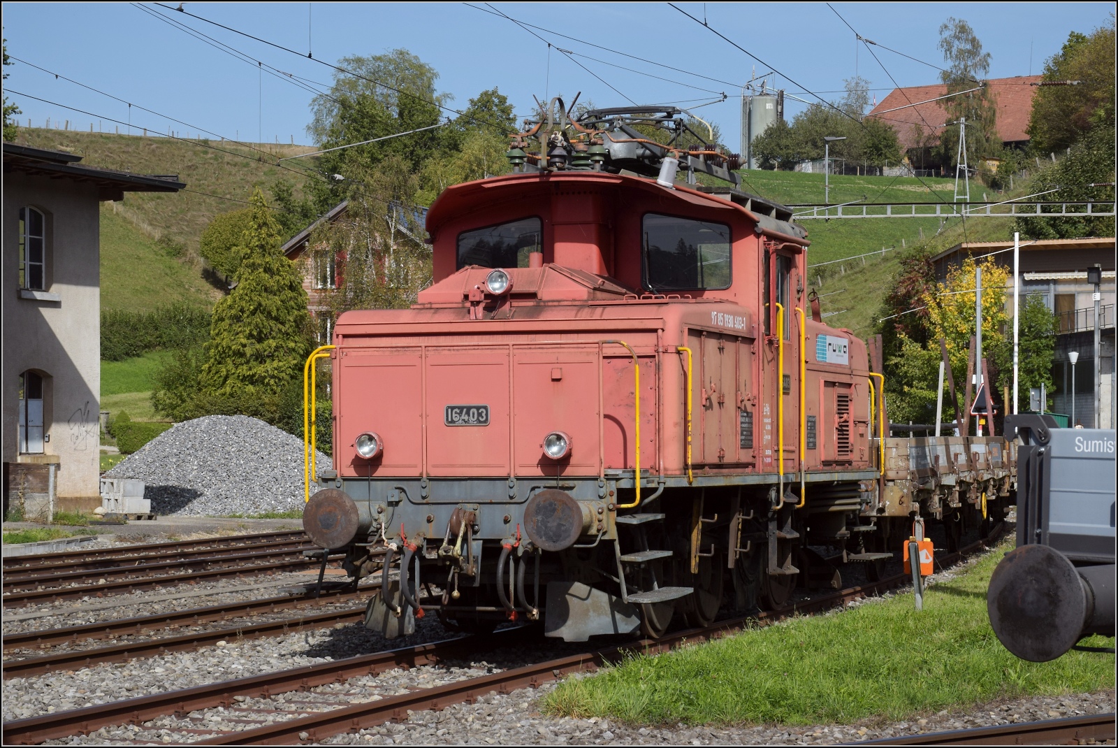 Dampftage Huttwil mit frisch genesenem Bubikopf. 

In Sumiswald-Grünen steht mit Ee 3/3 16403 ein echter Oldtimer im Arbeitsalltag. Oktober 2023.