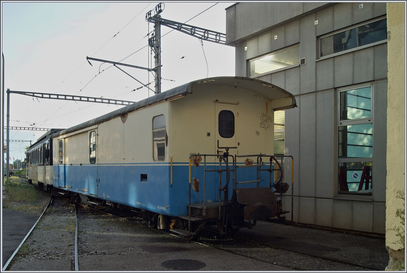 Das Bipperlisi Be 4/4 1006 der MOB ist nicht alleine nach Vevey gekommen, es brachte den MOB D 31 mit, der augenscheinlich in eine recht schlechten Zustand ist, womit man kaum spekulieren muss, wohin die Reise geht... 
Das Bild entstand beim Dépôt der CEV / MVR in Vevey. 
Die Graffiti musste ich nicht  entfernen  von dieser Seite zeigte sich der MOB D 31 ohne jegliches Geschmiere. 

31. August 2024
