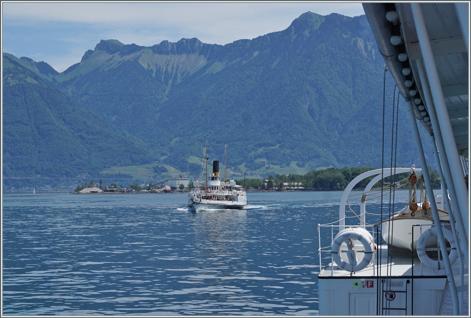 Das Dampfschiff  La Suisse  mit welchem ich eine Rundfahrt geniesse begegnet zwischen Bouveret und St-Gingolph dem Dampfschiff  Vevey .

31. Mai 2025 