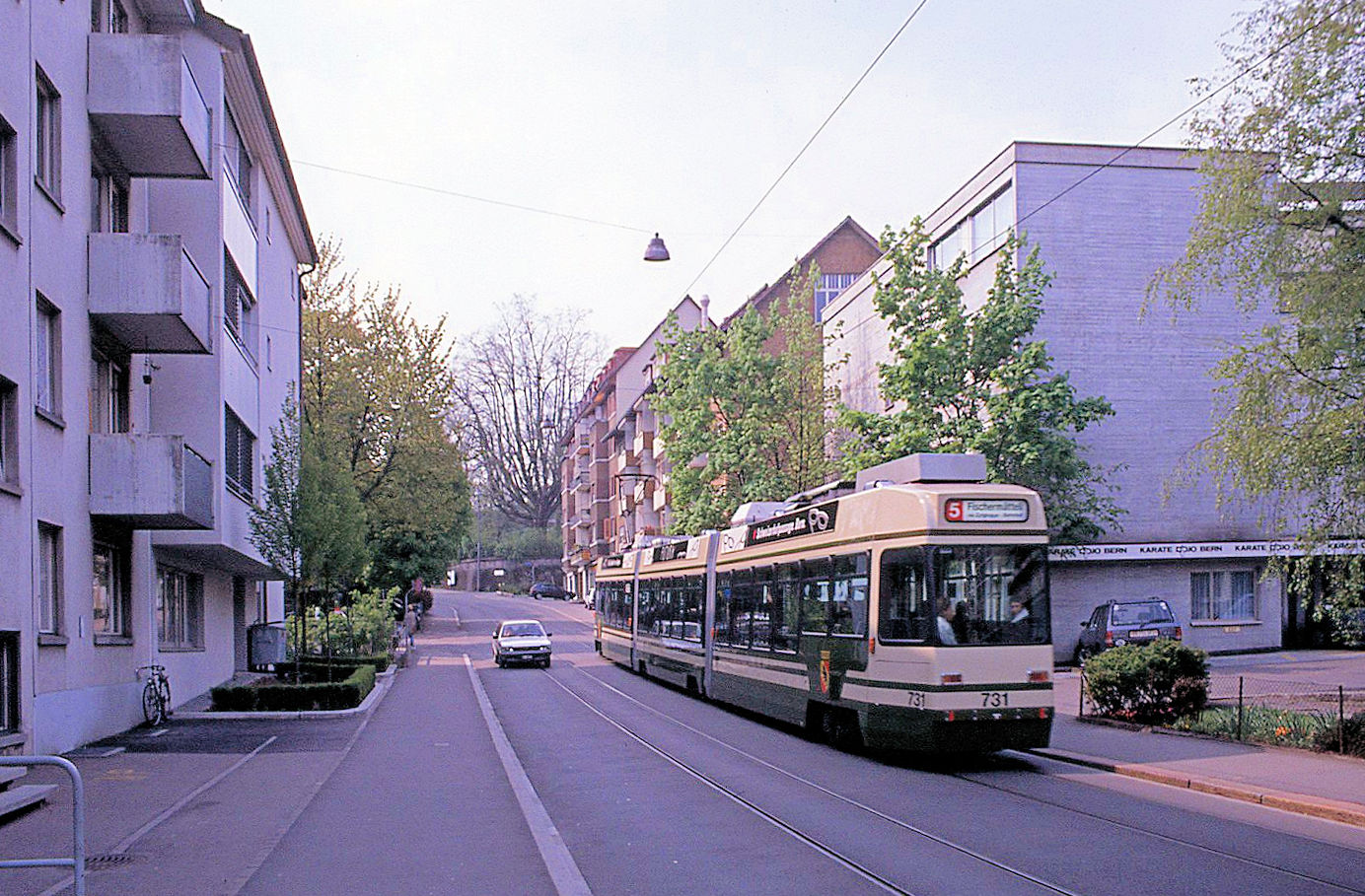 Das Ende naht - die Bernmobil Be4/8 von ACMV Vevey aus dem Jahr 1990: Wagen 731 nimmt die Steigung zur Cäcilienstrasse hinauf in Angriff, unterwegs ins Fischermätteli. 29.April 1991 