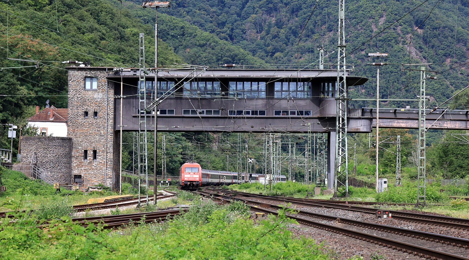 DB 101 043-8 mit EC 7 nach Basel Einfahrt Bingen am Rhein am 09.08.2025