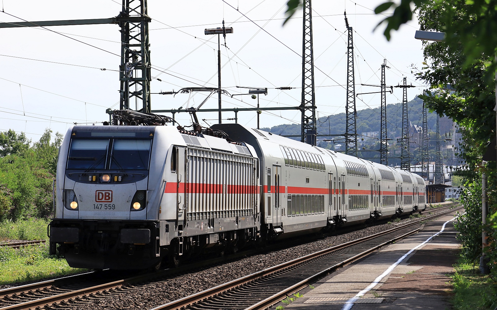 DB 147 559-9 REV/FKR X/04.10.18, Verl/LL/05.10.25 mit IC 2046 nach Dresden Hbf Ausfahrt Bingen. 09.08.2025