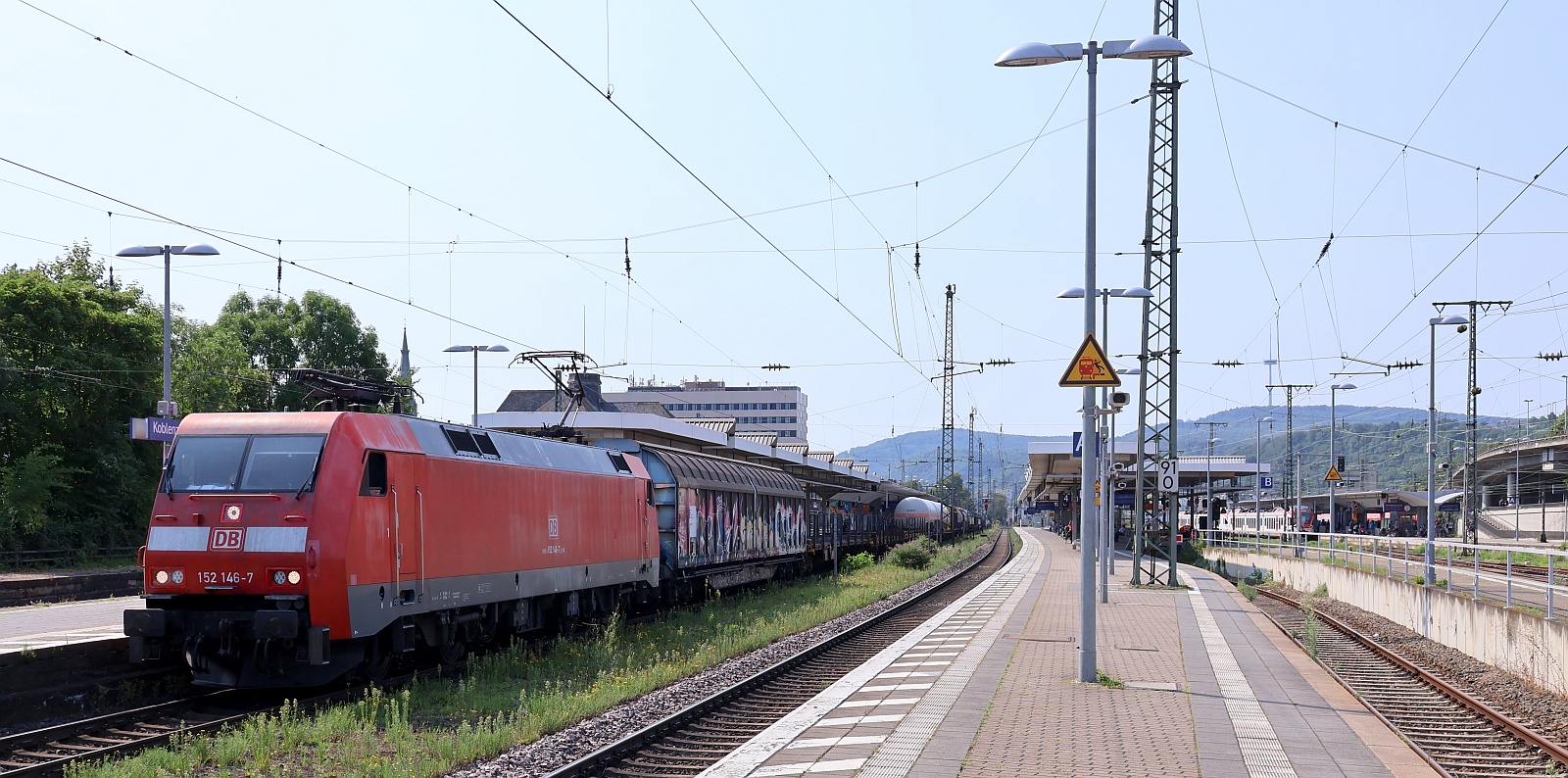 DB 152 146-7 REV/HSR 9/07.02.24  hat hier mit einem MIscher am Haken Durchfahrt in Koblenz am Hbf. 12.08.2025