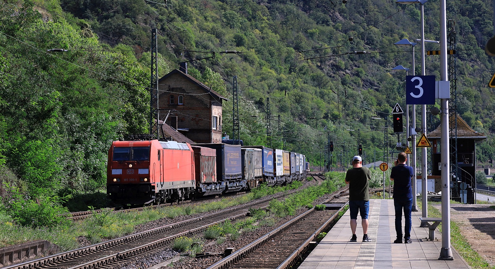 DB 185 395-1 REV/NNR 9/25.05.18 mit Tragwagenzug. Kaub am Rhein 14.09.2023