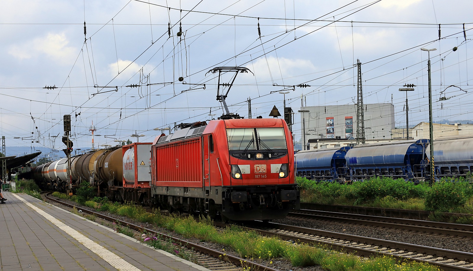 DB 187 145-8 Unt/FKR X/11.12.17 mit Kesselzug und grupften DB Keks. Neuwied 13.09.2023