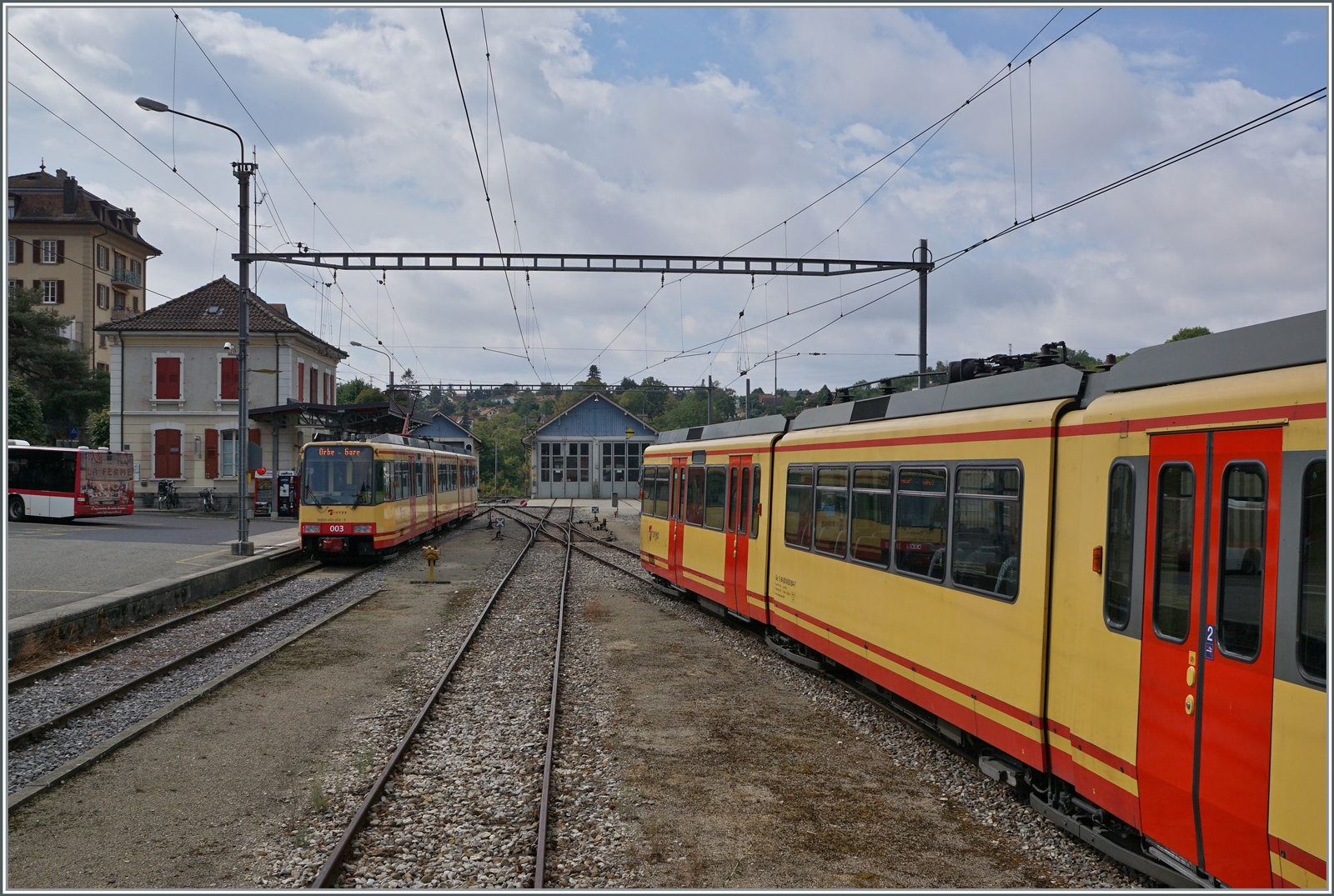 Dem lädierten OC / TRAVYS Be 4/8 004 entlang gleitet der Blick zum TRAVYS/OC Be 4/8 003 der in Orbe auf die Abfahrt nach Chavornay wartet.

15. Aug. 2022

