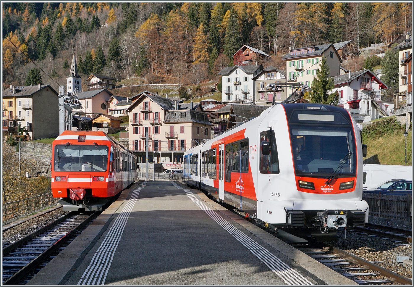 Der alte geht, der neue kommt : der TMR Beh 4/8 21 (UIC 90 85 838 0872-4 CH-TMRSA) als R 26210 auf der Fahrt von Vernayaz nach Vallorcine verlässt Finhaut, während der neue TMR /SNCF Beh 4/8 92 / 983 (UIC 90 85 838 0892-2) auf einer Testfahrt nach Salvan auf die Abfahrt wartet. 

19. November 2025