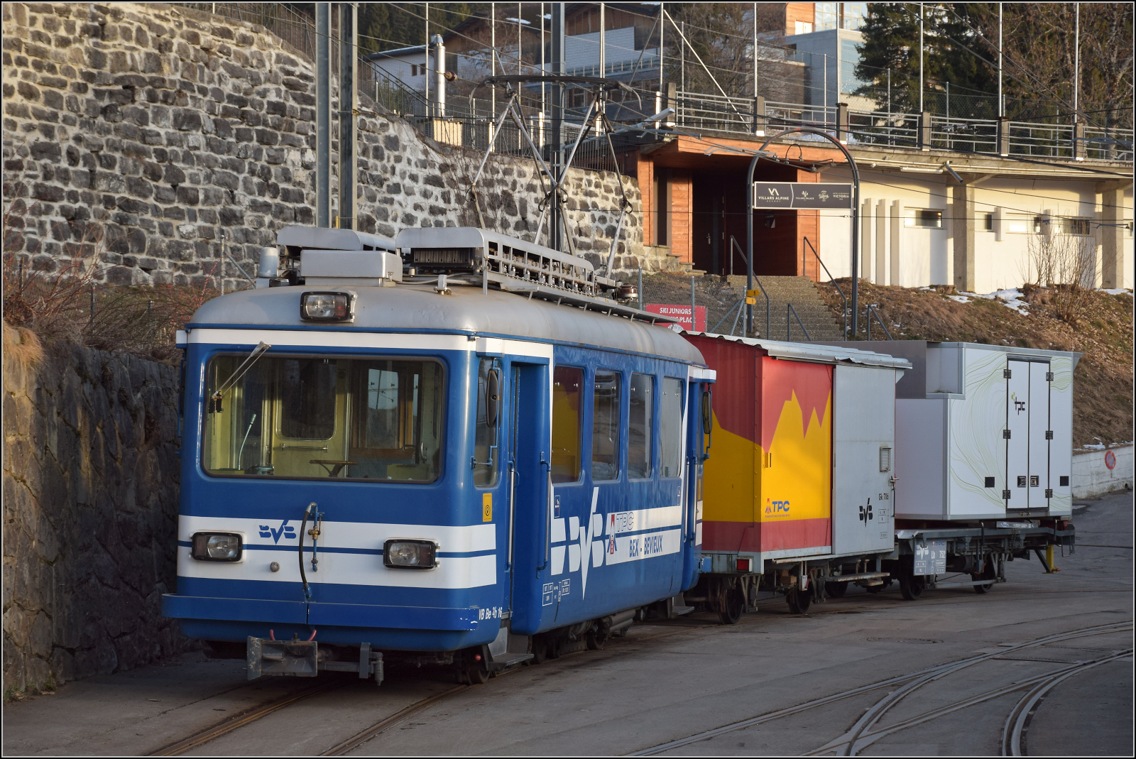 Der Be 2/3 16 wurde 1948 von MFO und SWS an die BVB geliefert. Offensichtlich bestand damals erhöhter Bedarf an nicht-zahnradgetriebenen Fahrzeugen bei dieser Bahn. Damals war die zahnlose Strecke von Gryon bis Chesières noch einige Kilometer länger. Heute ist der Wagen für Rangieraufgaben in Villar-sur-Ollon vorgesehen wo die Strecke als Kopfbahnhof endet. Villars-sur-Ollon, Januar 2026.