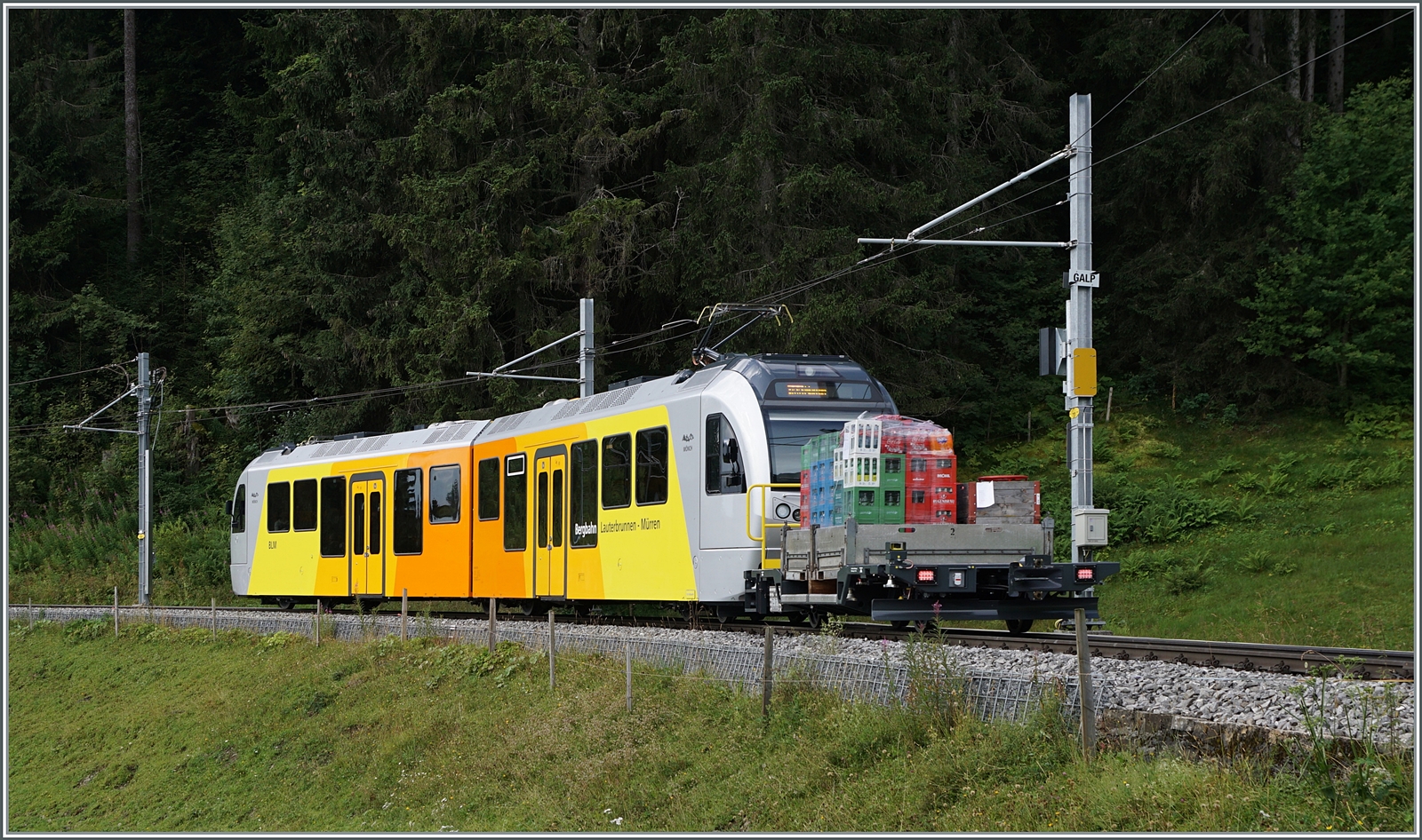 Der Be 4/6 102  Mönch  mit einem Vorstellwagen Lklp kurz nach der Abfahrt von der Grütschalp auf der Fahrt nach Mürren. 

8. Aug. 2024