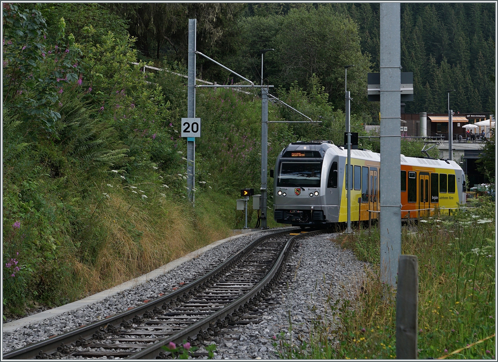 Der Be 4/6 102  Mönch  hat Grütschalp verlassen und ist nun auf der Fahrt nach Mürren. 

8. Aug. 2024
