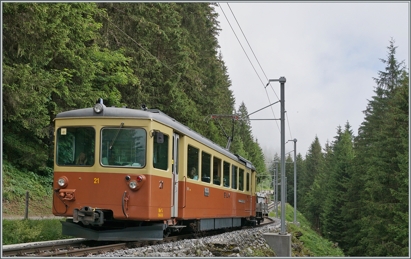 Der BLM Be 4/4 21 ist kurz nach Mürren auf der Fahrt nach Grütschalp.

23. Juli 2024