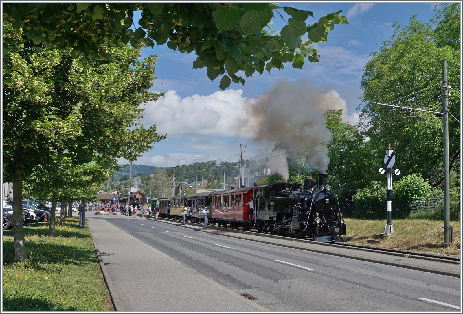 Der Blonay-Chamby Extrazug von Vevey nach Chaulin wird in Blonay um weitre Wagen ergänzt und in zwei Teile geführt. Den Anfang macht die aus Meiningen zurückgekehrte frisch revidierte BFD HG 3/4 N° 3 

6. Juni 2022