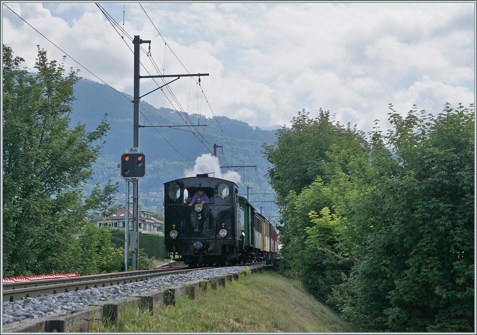 Der Blonay-Chamby Riviera Belle Epoque ist zwischen St-Légier Gare und Château d'Hauteville auf dem Weg nach Vevey. Weder die  Rückseite  der HG 3/4 N°3, noch das  Gegenlicht versprachen ein  schönes  Foto, aber ich wollte die Dampflok beim eigentlichen Sujet, dem neune Vorsignal von St-Legier Gare fotografieren. 

6. Juni 2022