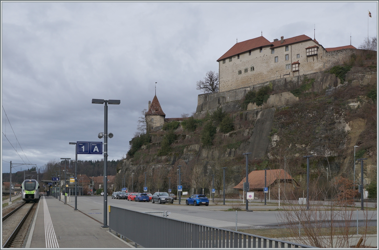 Der BLS RABe 528 104 wartet im neuen Bahnhof von Laupen BE auf die Abfahrt als S 2 15243 nach Langnau i.E. via Bern - Konolfingen. Rechts im Bild das Schloss Laupen. 

24. Jan. 2024