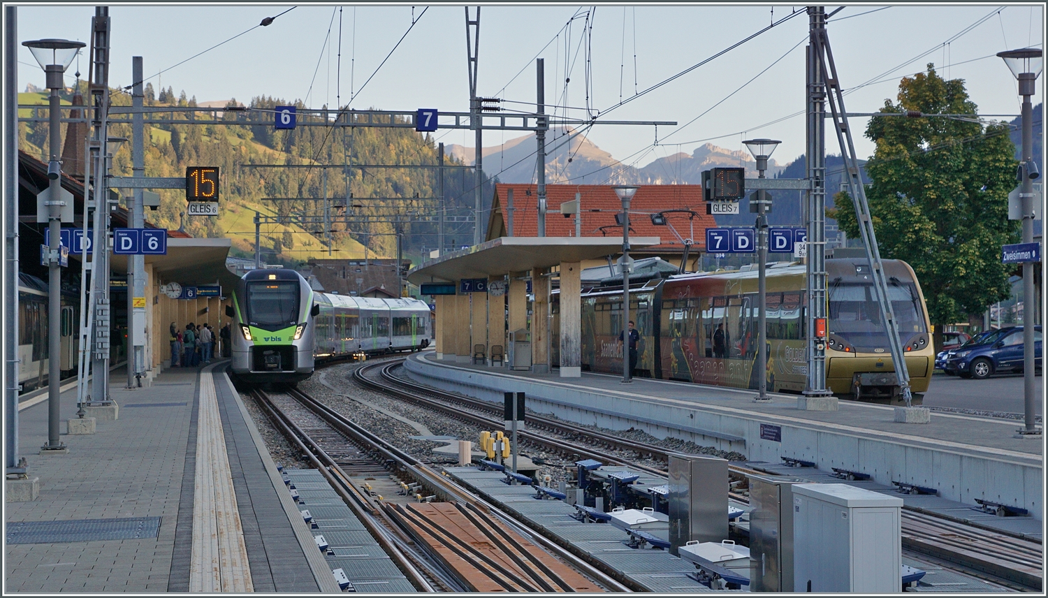 Der BLS RABe 528 112 von Bern kommend erreicht Zweismmen. Im Vordergrund die Umspuranlae für die GPX Züge Interlaken Montreux. 

7. Okt. 2023