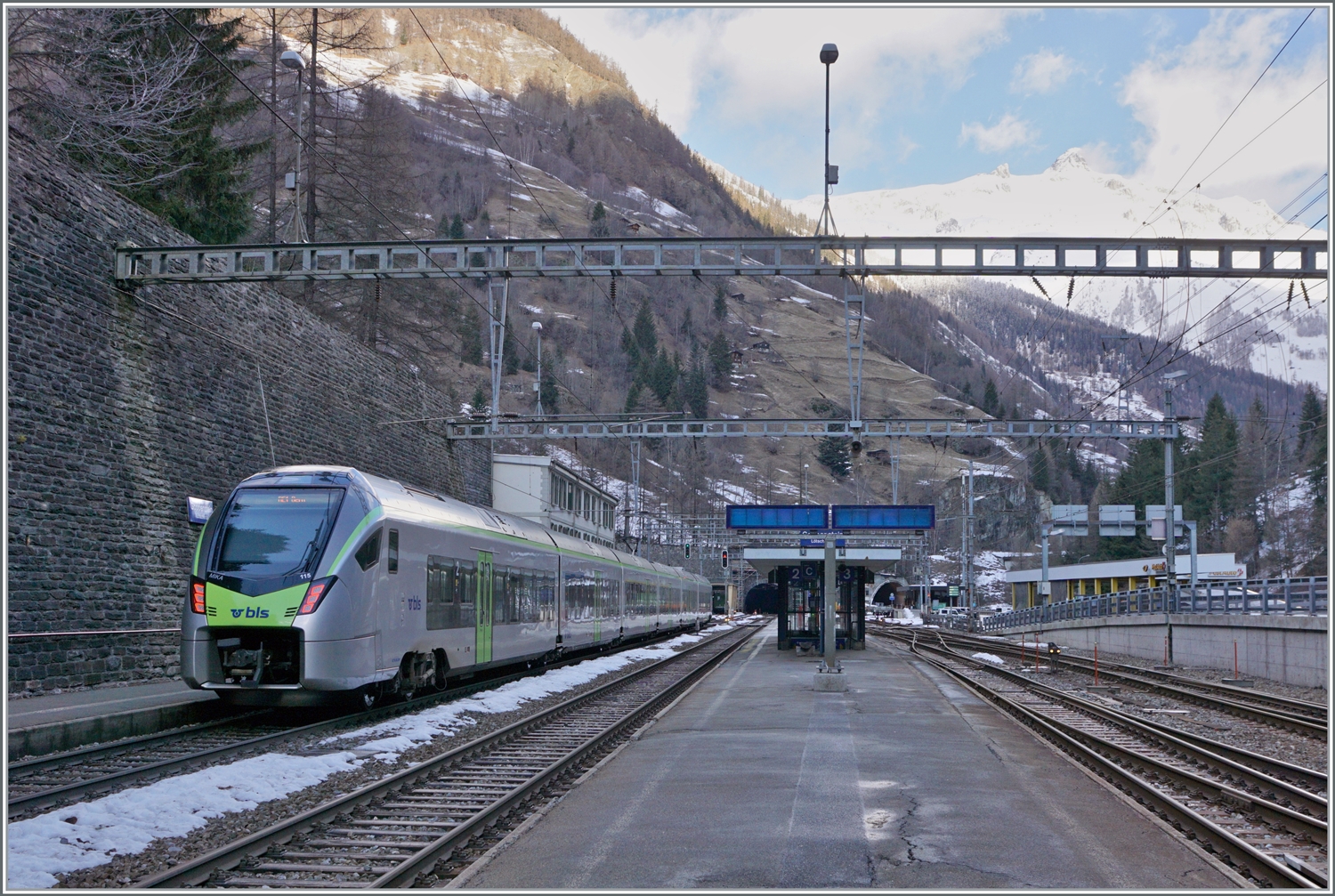 Der BLS RABe 528 115 als RE 1 nach Bern im schattigen Goppenstein, während auf den Berggipfeln die Sonne scheint. 

3. Jan. 2024
