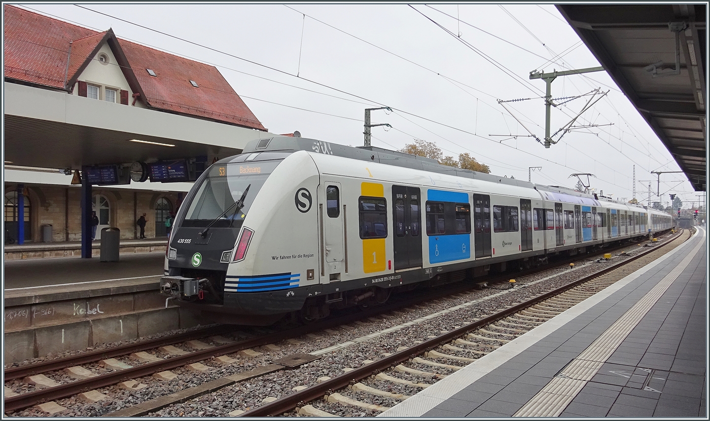 Der DB 430 555 und ein weiterer sind als S3 nach Backnag unterwegs und verlassen gerade den Bahnhof Stuttgart Vaihingen. 

20. Oktober 2026