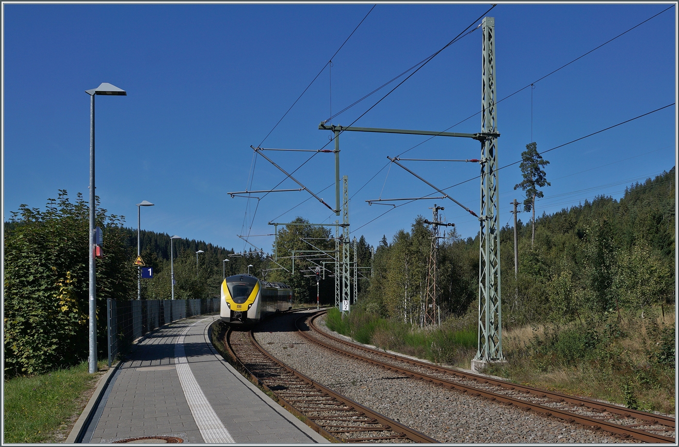 Der DB Alstom Coradia Continental 1440 861 von Tittisee nach Seebrugg (Dreiseenbahn) erreicht Aha. 

25. Sept. 2023