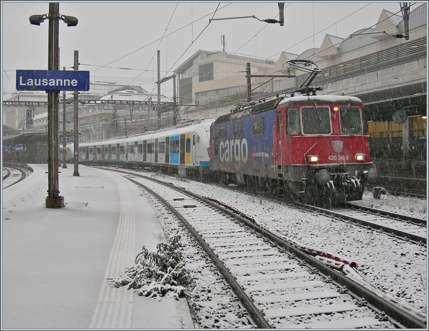 Der erste Schnee! Und mitten drin steht die SBB Cargo Re 420 346-9 (Re 4/4 II 11346) mit den zwei leider ziemlich versuddelten* DB S-Bahn Stuttgart Triebzügen 430 213 und 430 209 auf dem Weg nach Villeneuve. Der Zug wartet auf die baldige Weiterfahrt nach Villeneuve. *soweit sinnvoll und möglich habe ich Graffiti entfernt.

21. November 2021 