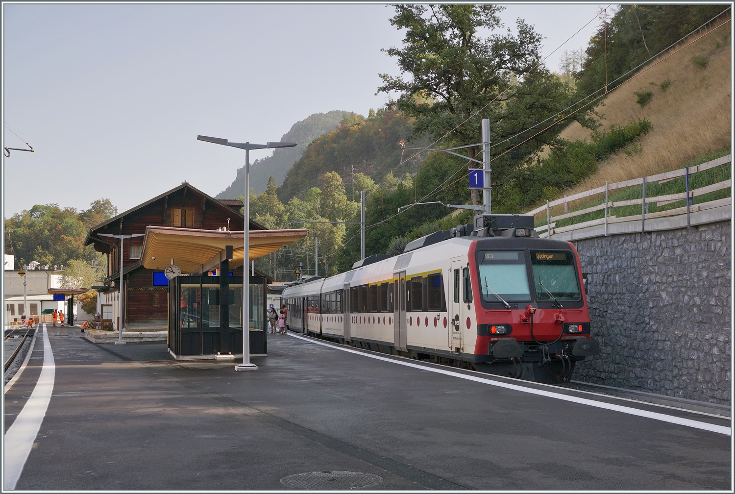 Der frisch umgebaute Bahnhof von Broc Fabrique am ersten Betriebstag mit einem TPF RBDe 560  Domino  der auf die Abfahrt nach Düdingen wartet. 

24. Aug. 2023