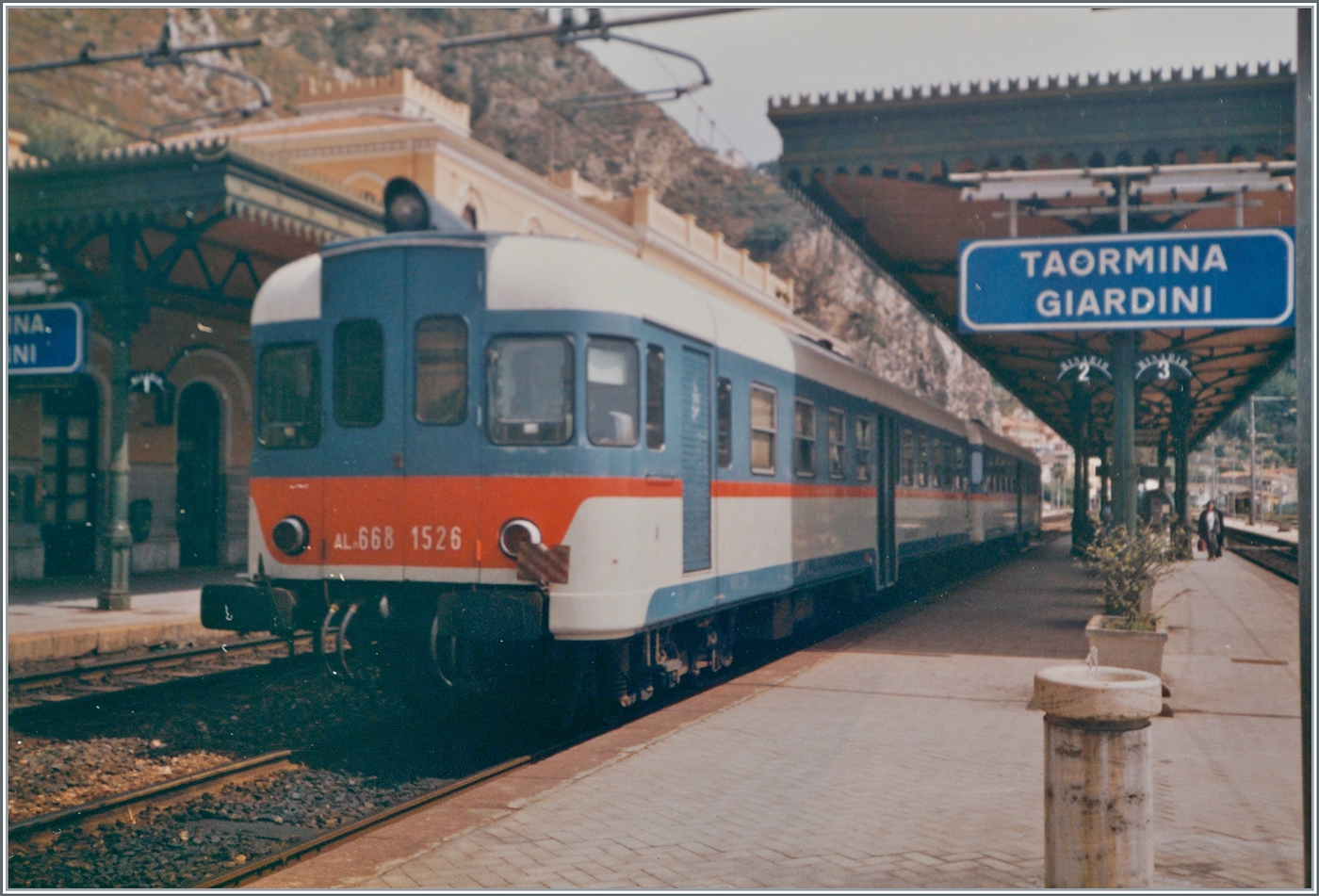 Der FS Aln 668 1526 und ein weiterer warten in Taormina Giradini auf die Abfahrt. 

Analogbild vom April 1989 