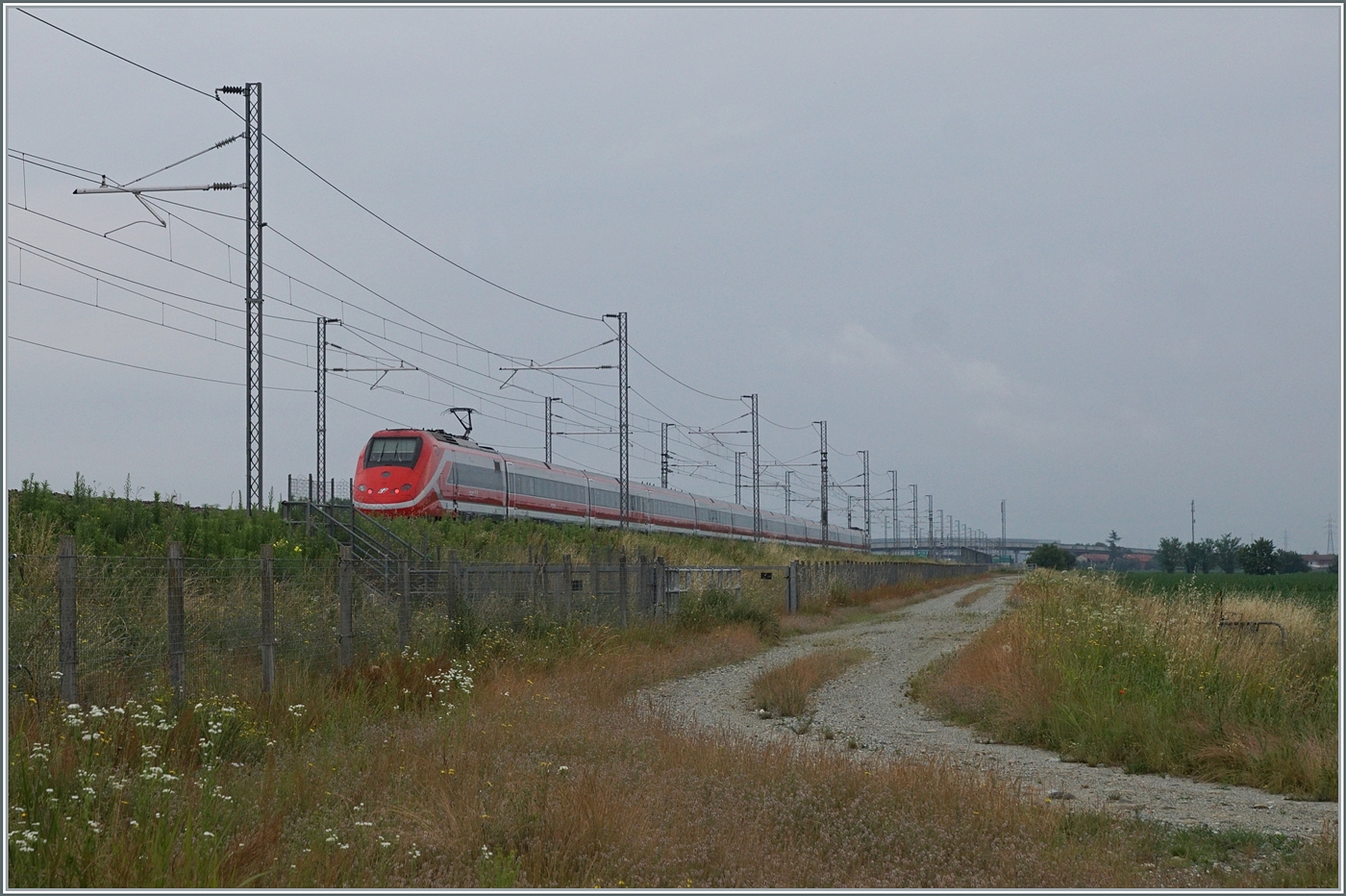 Der FS Treniatlia ETR 500 050 in aktuellr Frecciarosssa Farbgebung ist als Frecciarossa FR 9587 von Torino (ab 10:00) nach Reggio di Calabria Centrale (an 21:14) auf der Schnellfahrstrecke bei Livorno Ferraris unterwegs.

15. Juni 2024 