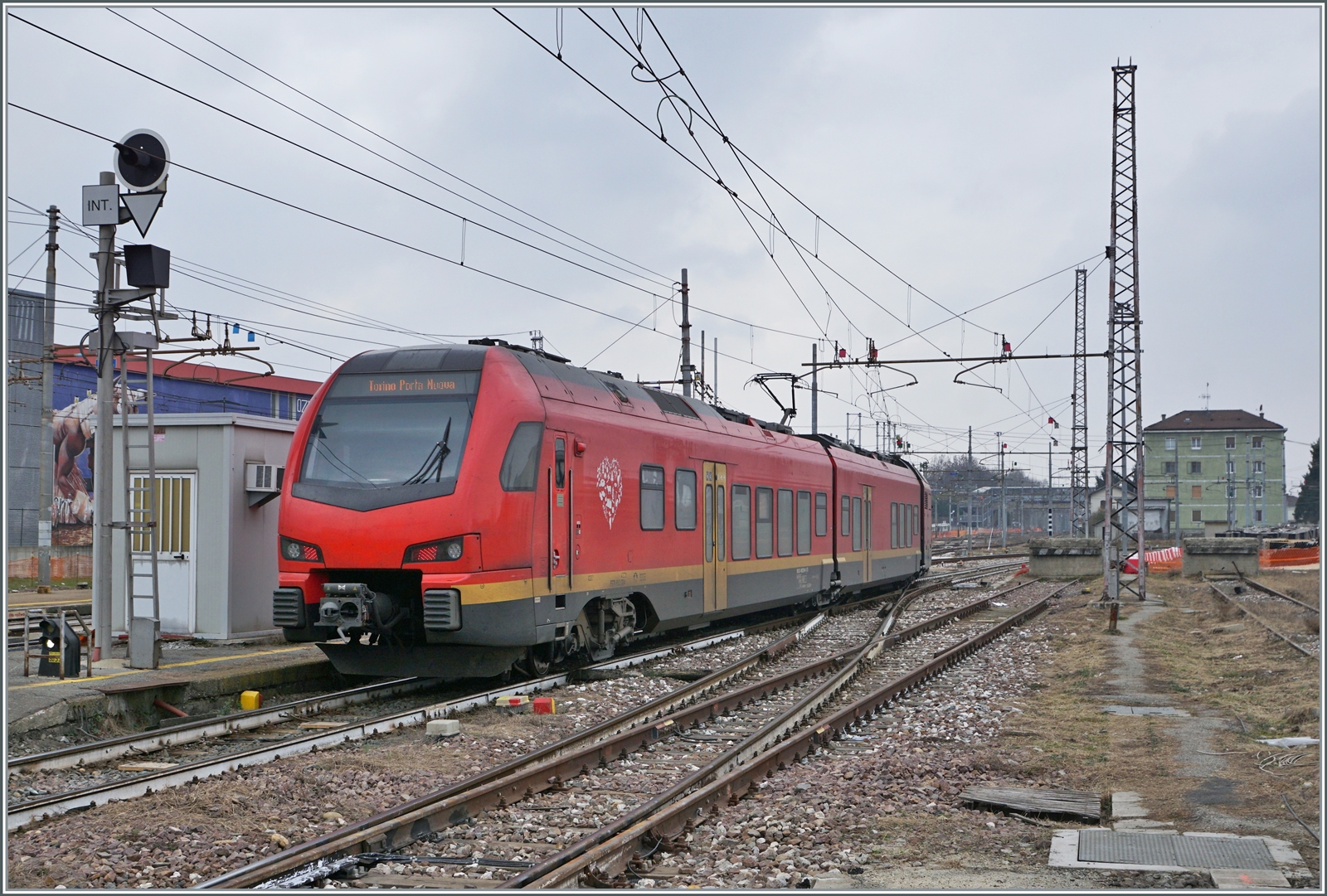 Der FS Trenitalia BTR 813 als RE VdA von Aosta nach Torino Porta Nuova unterwegs verlässt nach dem Fahrtrichungswechsel den Bahnhof von Chiavasso.

24. Feb. 2023