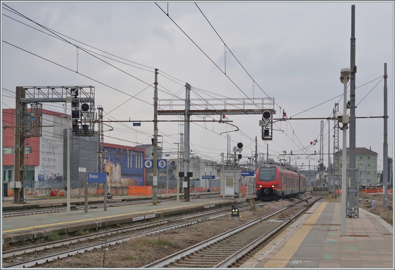 Der FS Trenitalia BTR 813 als RE VdA von Aosta nach Torino Porta Nuova unterwegs erreicht den Bahnhof von Chivasso.

24. Feb. 2023