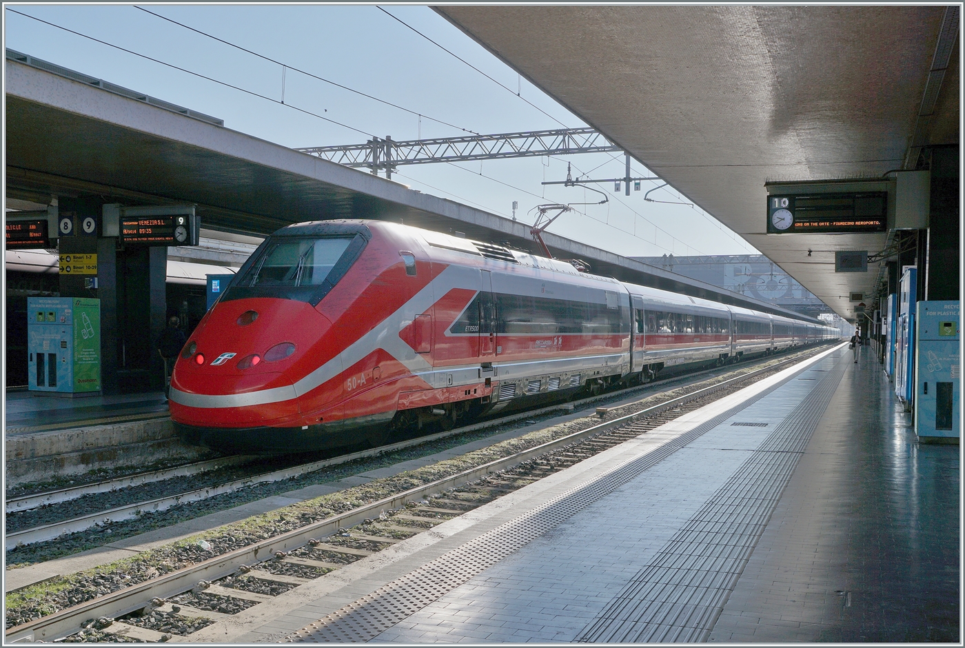 Der FS Trenitalia ETR 500 050 verlässt Roma Termin mit dem Ziel Venezia S.L. 

30. Sept. 2025
