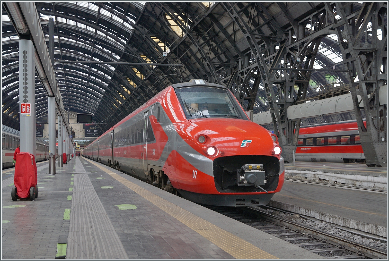 Der FS Trenitalia ETR 700 007 (ex FYRA) wartet in Milano auf die Abfahrt nach Venezia S.L. 

8. Nov. 2022