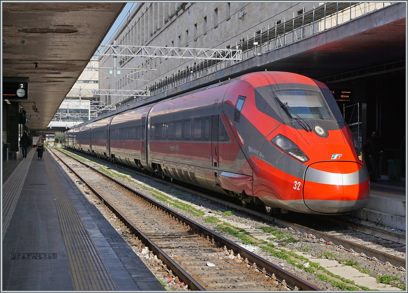 Der FS Trenitalia Frecciarossa ETR 400 032 wartet in Roma Termini auf die Abfahrt. 

23. März 2026