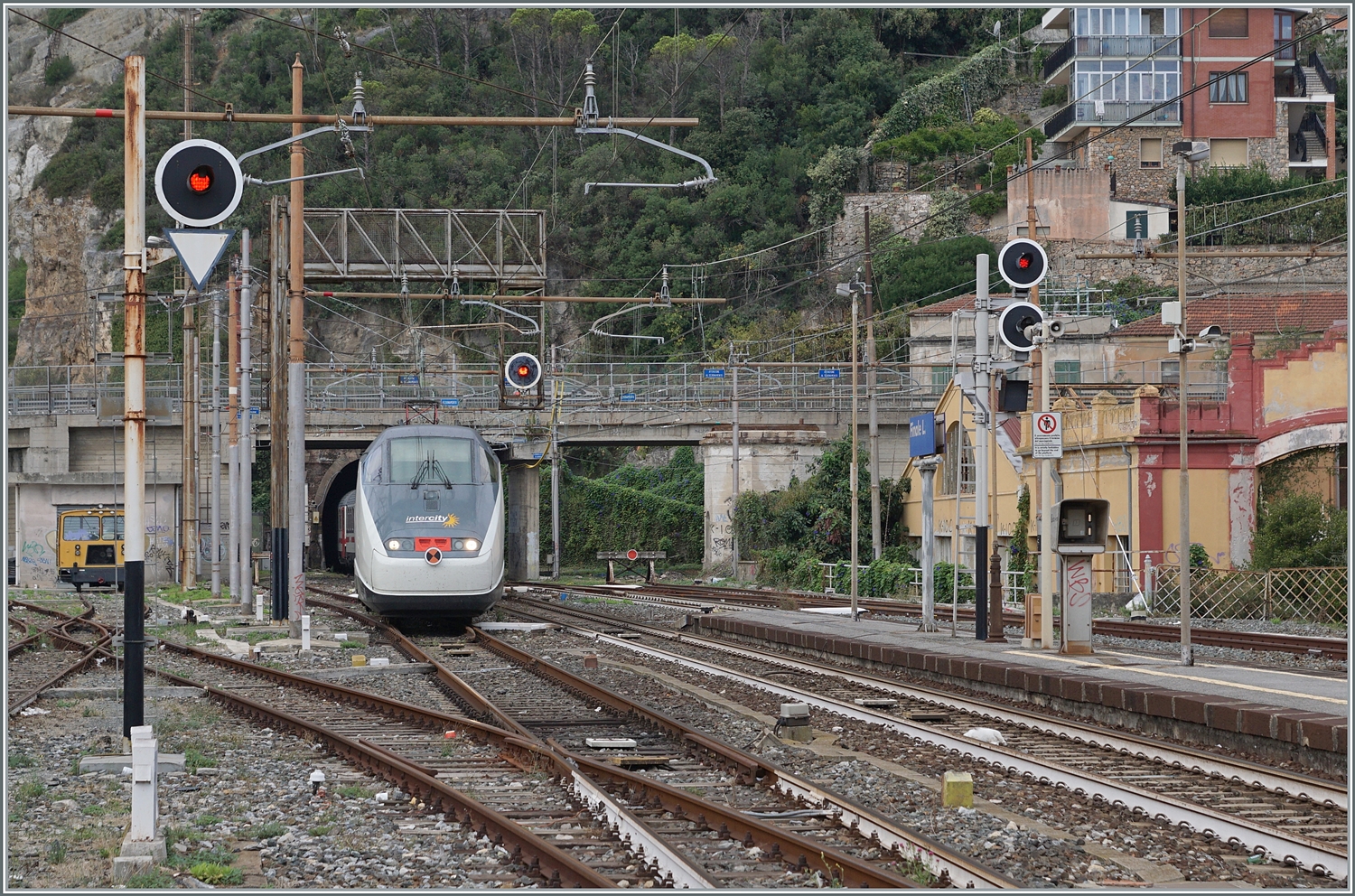 Der FS Trenitalia IC 631 auf der Fahrt von Ventimiglia nach Milano verlässt  die einspurige, 1136 Meter lange  Galleria Caprazoppa  und erreicht seinen nächsten Halt Finale Ligure. Fotostandpunkt: Bahnsteigende) 

16. September 2023