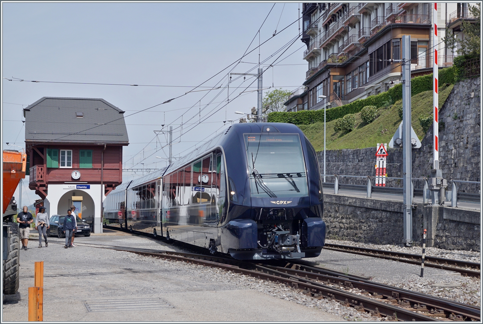 Der MOB GPX 4065 von Zweisimmen nach Montreux mit der schiebenden Ge 4/4 8004 muss in Chamby den Gegenzug abwarten. 

6. Mai 2023