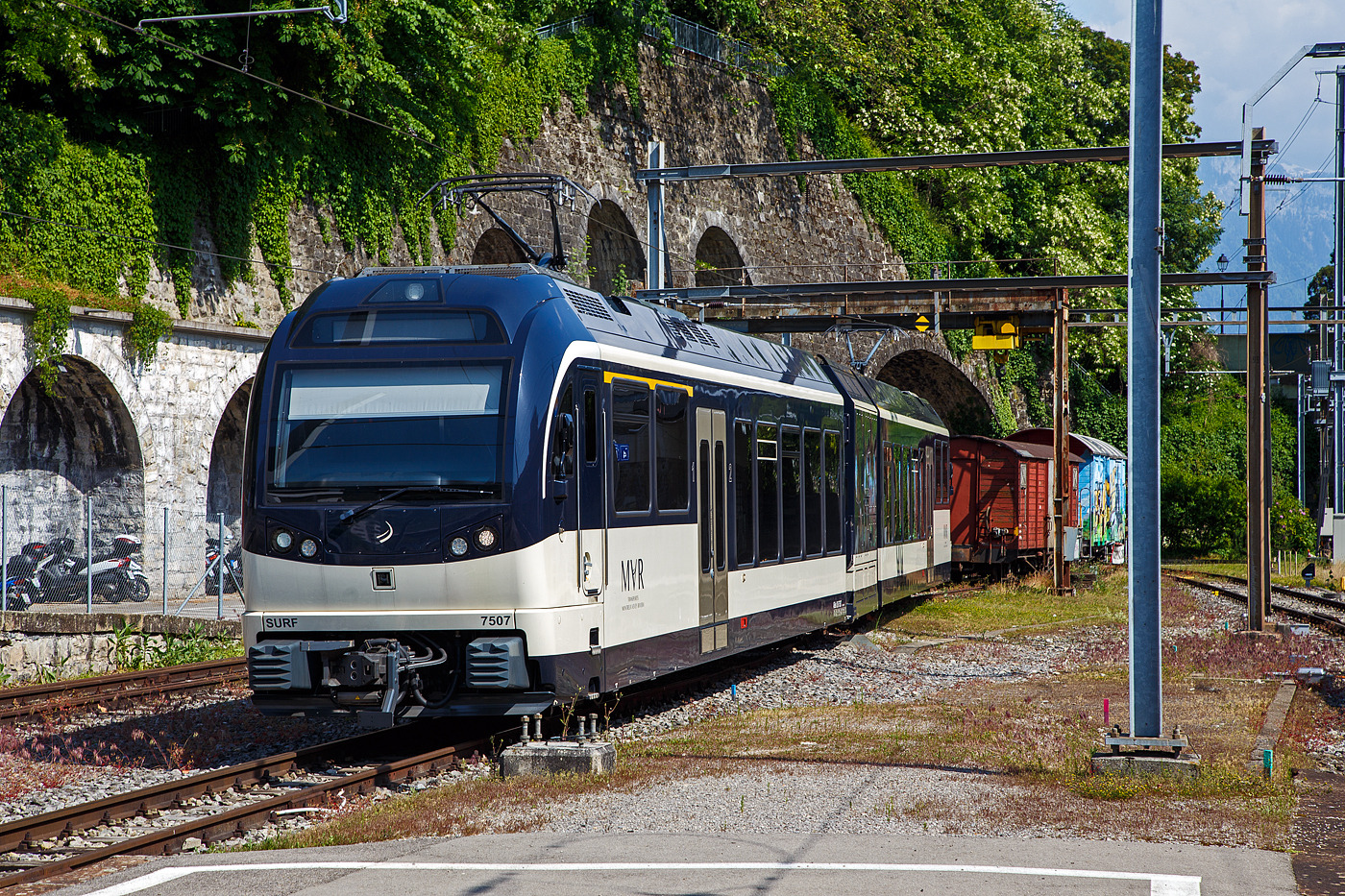 Der MVR (ex CEV) SURF ABeh 2/6 7507 ist am 26 Mai 2023 beim Bahnhof Vevey abgestellt.

SURF steht für Série Unifiée Romande pour Réseau Ferré métrique (Einheitliche Serie für das Westschweizer Meterspurige Schienennetz). Diese ab 2015 gebaute meterspurige Triebzüge mit gemischtem Adhäsions- und Zahnradbetrieb gehören zu den Stadler GTW der 4. Generation.
