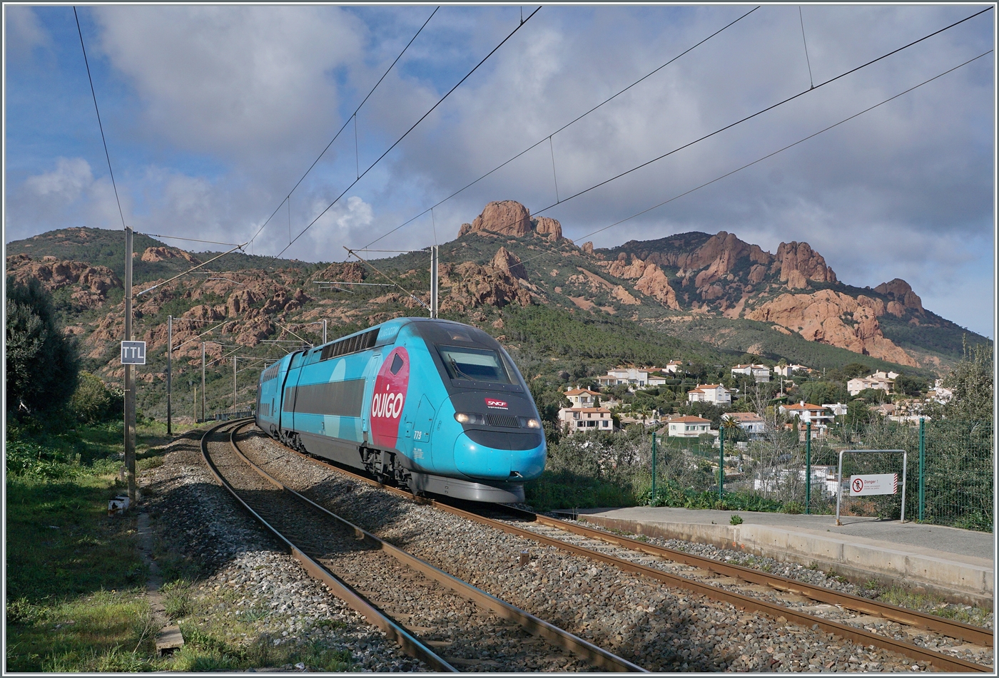 Der ouiGo TGV Rame 779 an der Spitze und 781 am Schluss fahren durch den herrlich gelegenen Bahnhof von Anthéor-Cap-Roux in Richtung Paris. 27. März 2025