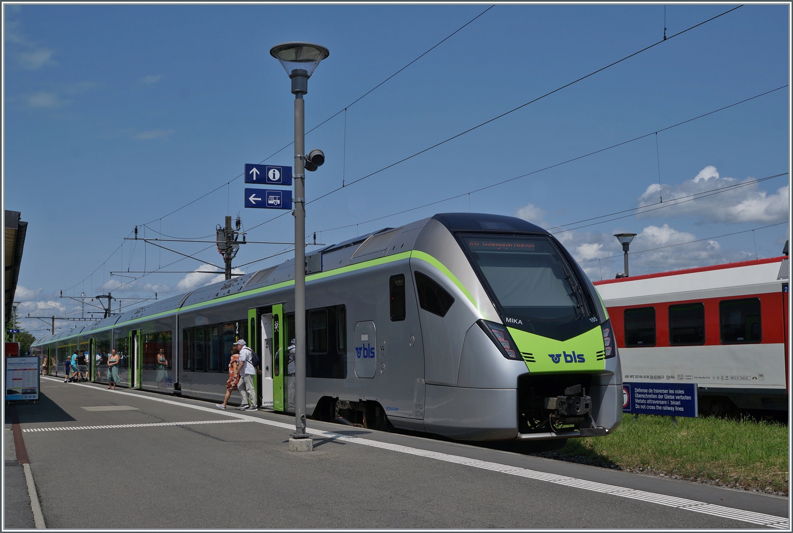 Der von der RegionAlps gemietet BLS RABe 528 105  MIKA  ist als R91 6116 von Brig (ab 11:03) nach St-Gingolph (an 13:06) unterwegs konnte beim Halt in Bouveret fotografiert werden.

24. Juli 2024