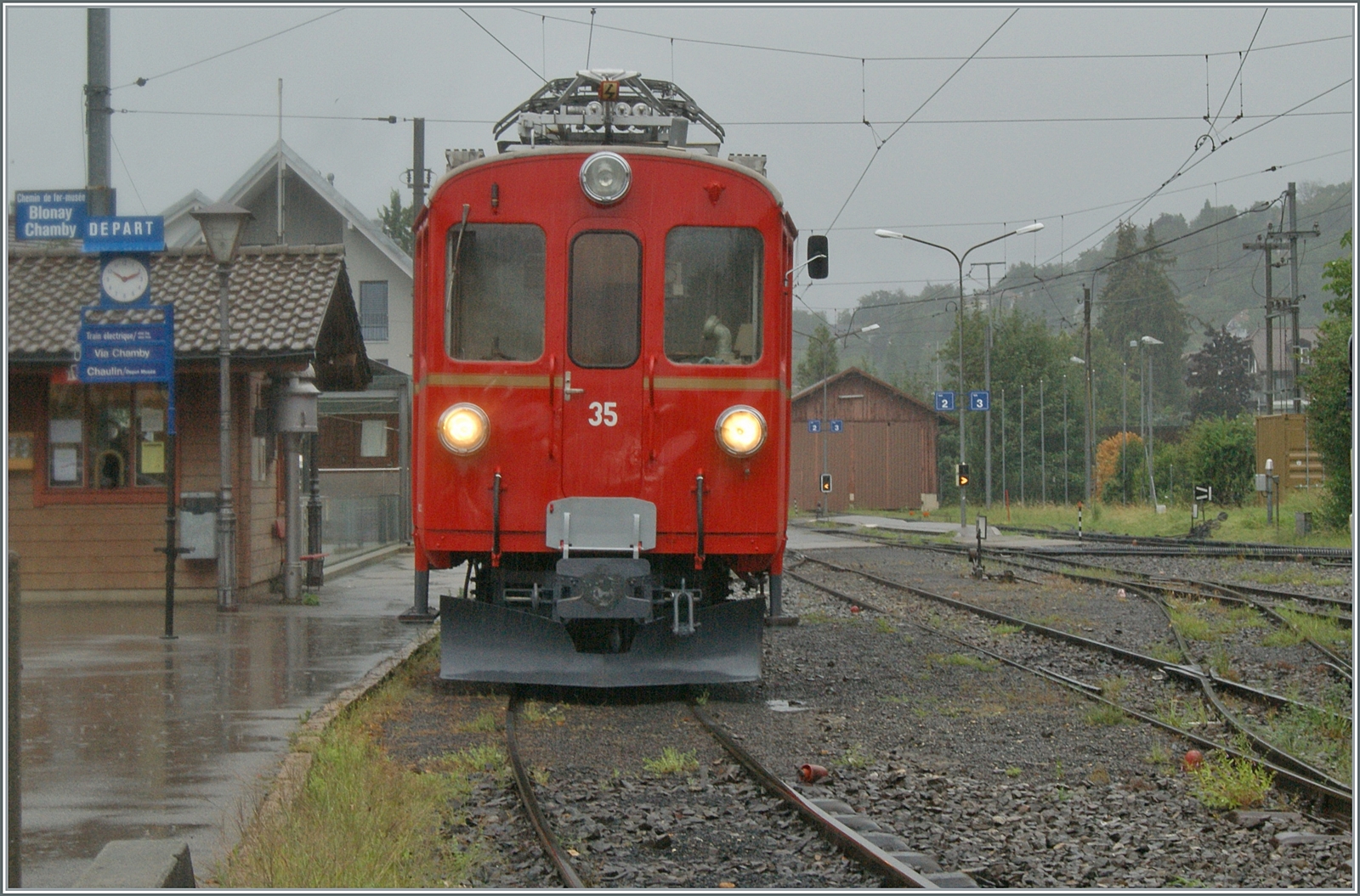 Der RhB ABe 4/4 N° 35 der Blonay-Chamby Bahn wartet in Blonay als erster Reise Zug des Tages auf die Abfahrt nach Chaulin. 

18. Aug. 2024