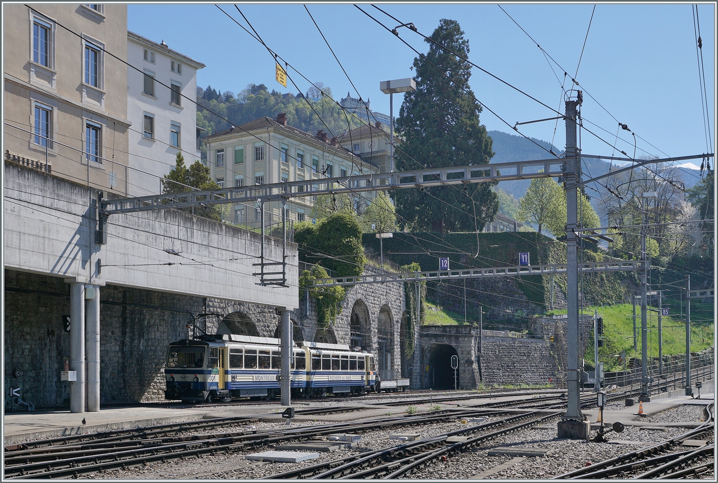 Der Rocheres de Naye Bhe 4/8 301  Montreux  verlässt Montreux in Richtung Rocheres de Naye. 

9. April 2026