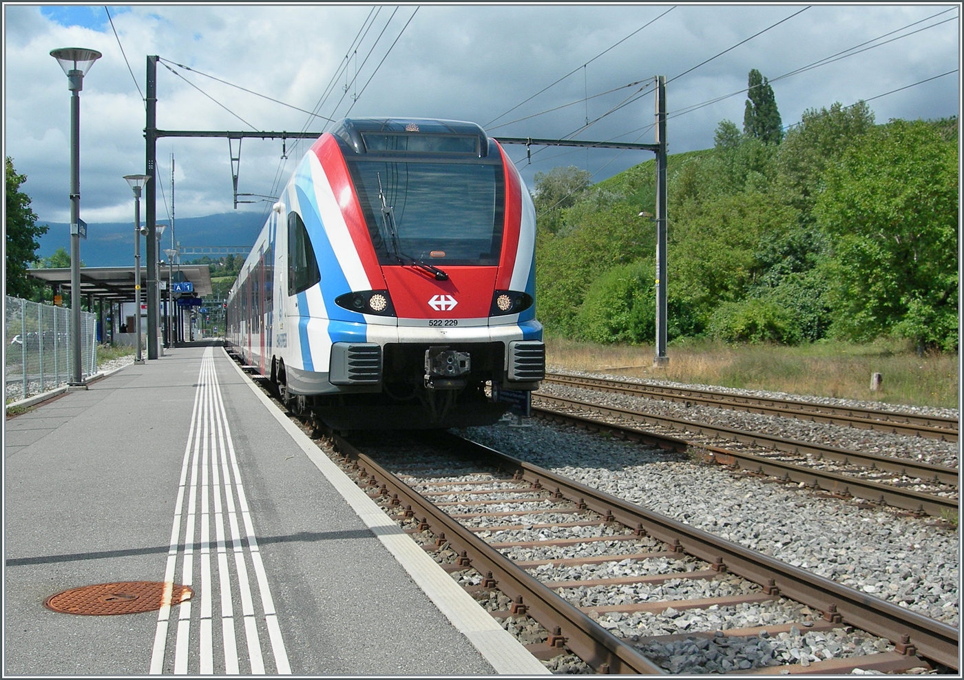 Der SBB - CFF LEX RABe 522 229 wartet als RL6 in La Plaine auf die Abfahrt nach Genve. Dazu etwas Hintergrundinformation im wahrsten Sinne des Wortes: die  richtige  RL6 von Bellgarde nach Genve ist wage im Hintergrund zu sehen, es handelst sich im den SBB CFF LEX RABe 522 226 der als TER L6 96749 von Bellegarde um 13:01 in La Plaine angekommen ist und nun ins Taktgefge des RL5 eingeflechtet wird, indem er mit dem hier wenden RL5 von Genve vereinigt wird und in La Plaine ber zwanzig Minuten Aufenthalt hat. Diesen Aufenthalt war fr mich erfreuliche und ich nutzte ihn fr eine paar Bilder. Da der Zug nun zweiteilig nach Genve fhrt, hat er auf dem kurzen  La Plaine  Gleis 6 keinen Platz und erreicht Genve auf Gleis 7, somit mssen hunderte von Schlern, die von der Mittagspause zurck zur Schule fahren durch die Zoll - und Passkontrolle...

26. August 2024