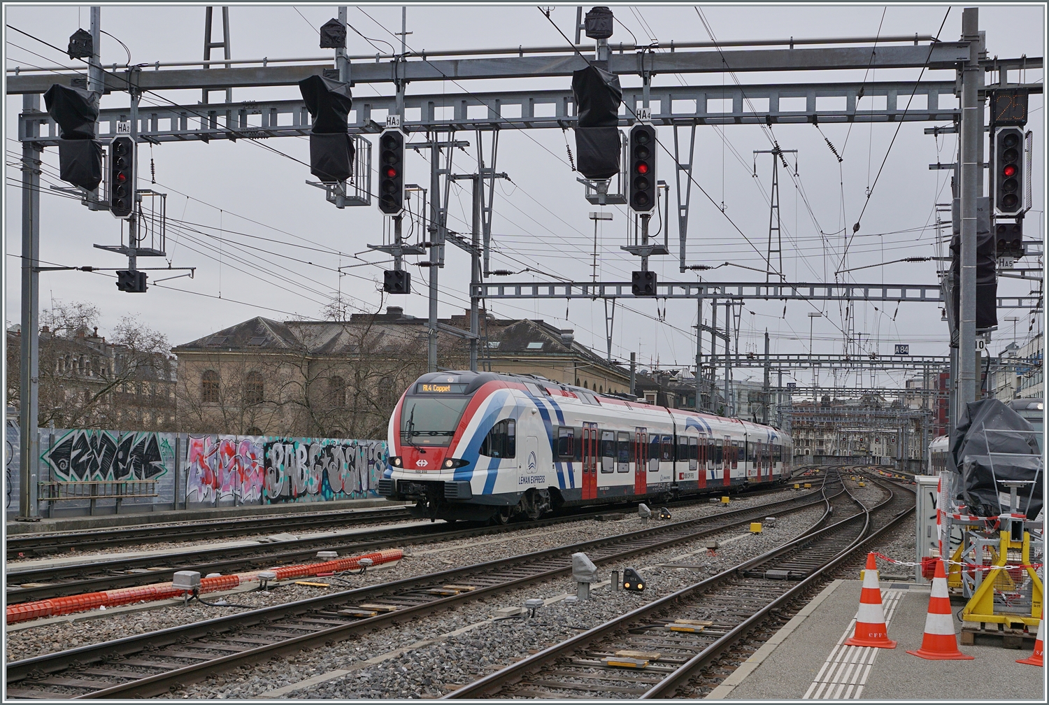 Der SBB LEX RABe 522 232 Léman Express erreicht als RL4 nach Coppet den Bahnhof von Genève. 

4. März 2024