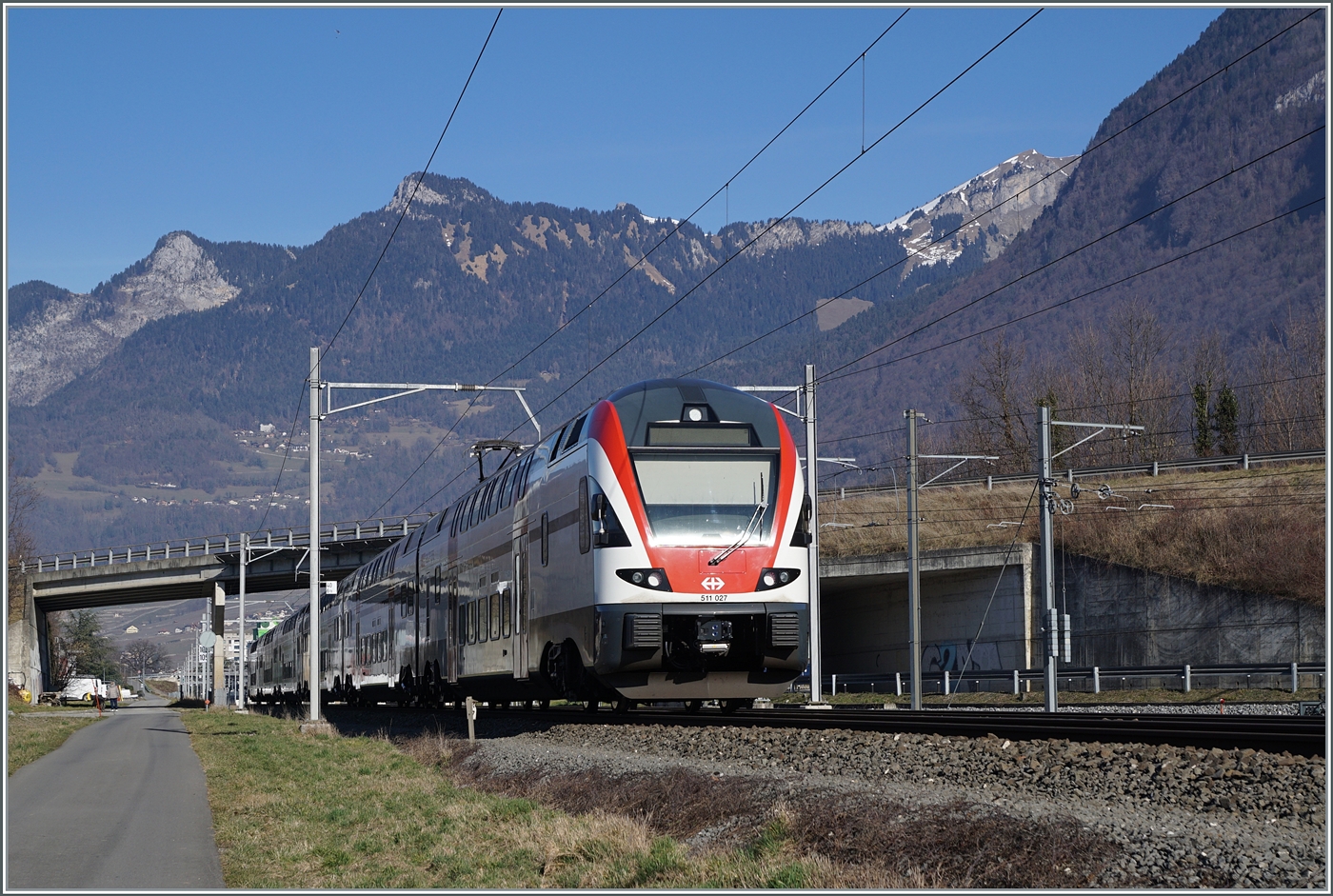 Der SBB RABe 511 027 ist als RE kurz vor Aigle auf dem Weg in Richtung Genf. 

4. Feb. 2024