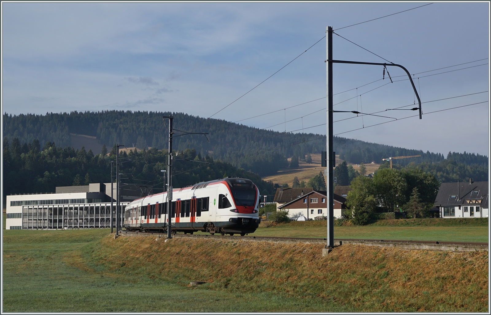 Der SBB RABe 523 022-7 (RABe 523 94 85 0 523 022-7 CH-SBB) erreicht als S2 24216 von Aigle in wenigen Augenblicken sein Ziel Le Brassus. 

15. August 2022