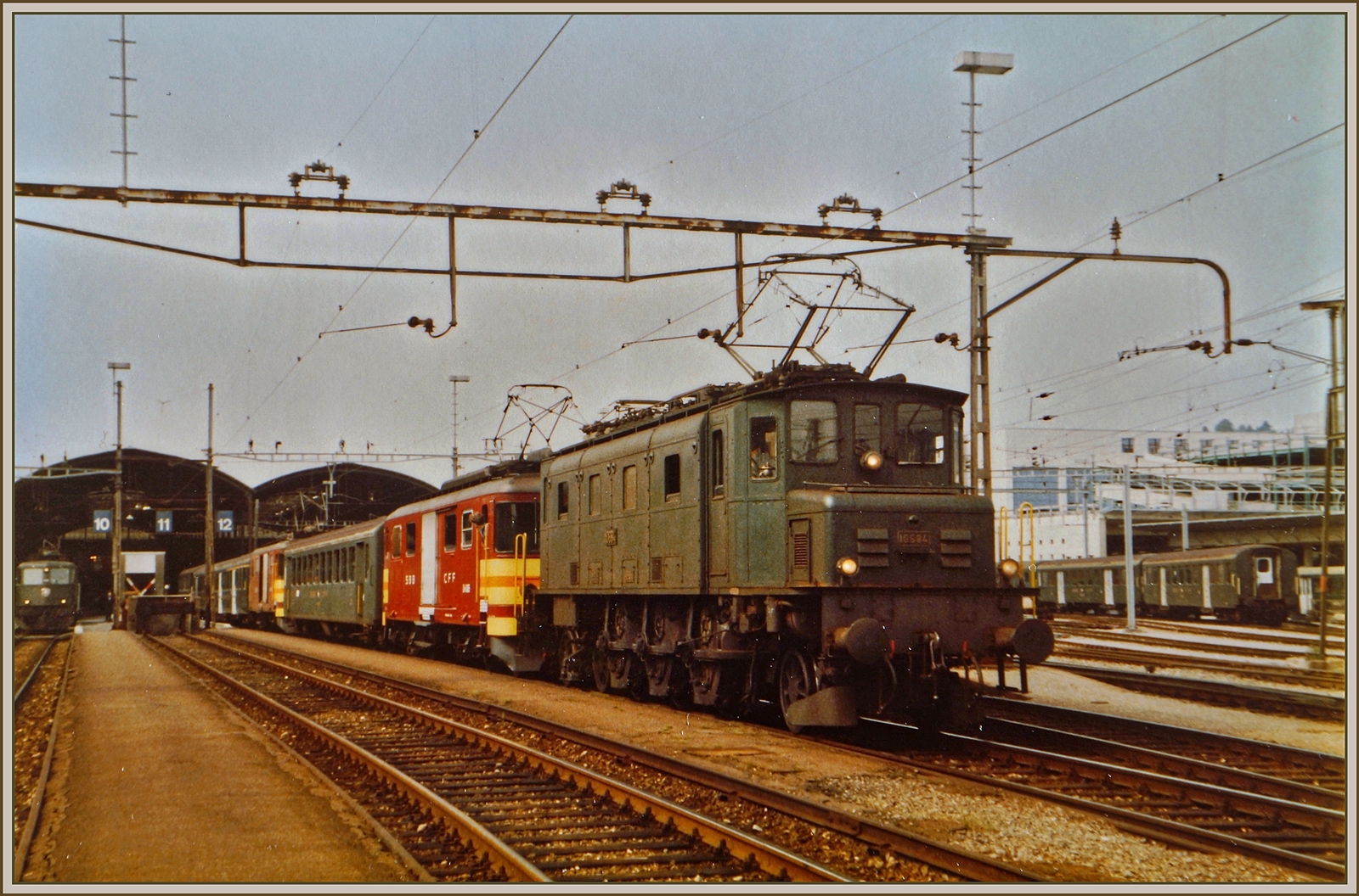  Der Seetalbahn Regionalzug 6032, der in Luzern abfhrt, hat gleich drei arbeitende Triebfahrzeuge: an der Spitze die Ae 3/6 I 10684 und ein De 4/4, nach einen Verstrkungswagen nach Hochdorf folgt ein weiterer De 4/4 und dann der Stamm (AB, B, Bt) des Zuges.

ein Analogbild vom 4. Juli 1984 